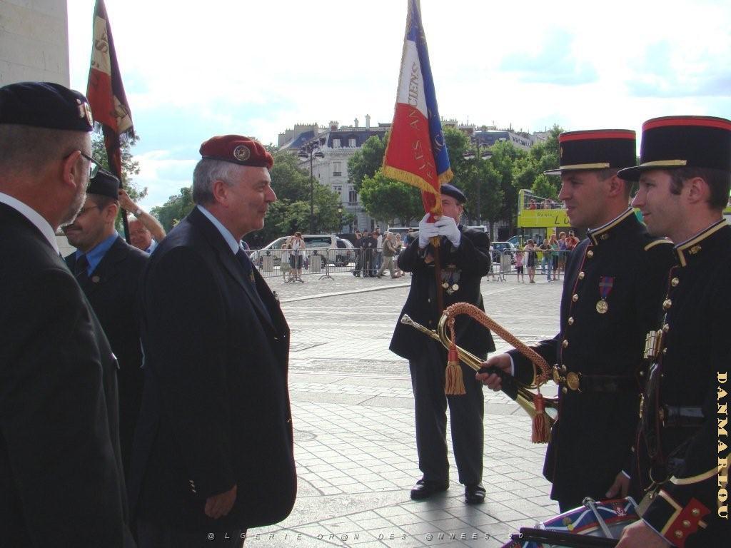 9 Remerciements Musique, drapeaux Mostaganem et Anciens detenus.jpg